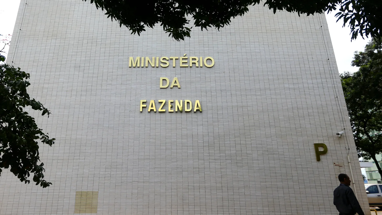 Fazenda diz que dívida das famílias está estável, mas crédito caro pesa