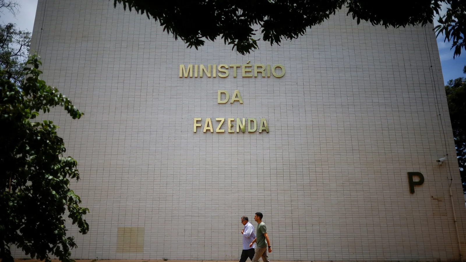 Fazenda atribui aperto no bolso das famílias ao custo do crédito