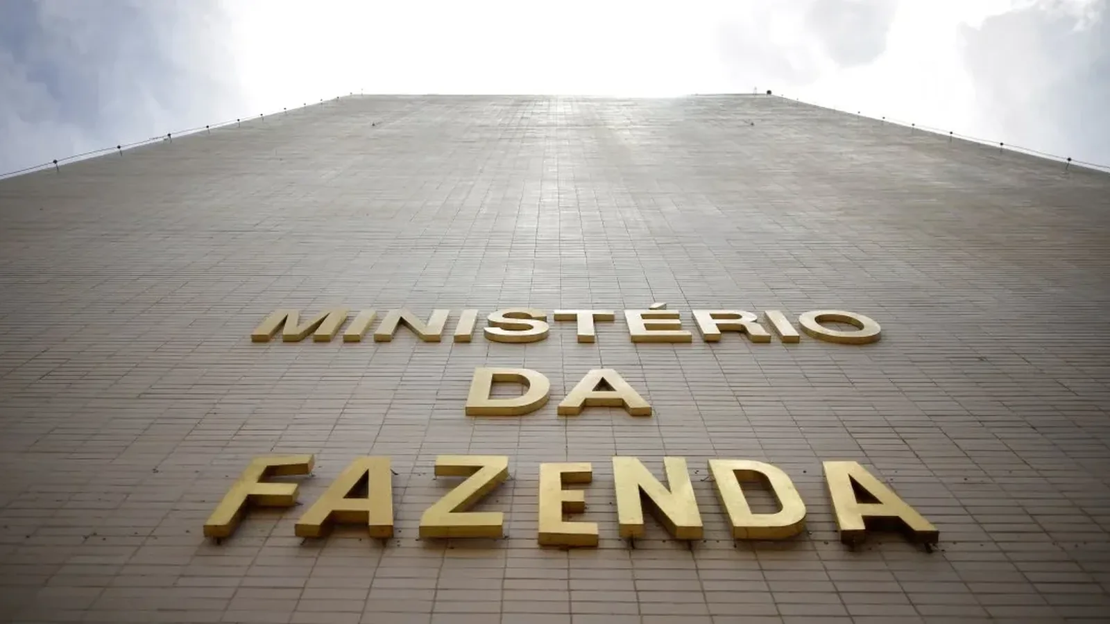 Governo reduz previsão de crescimento do PIB para 2% em 2026 sob pressão dos juros