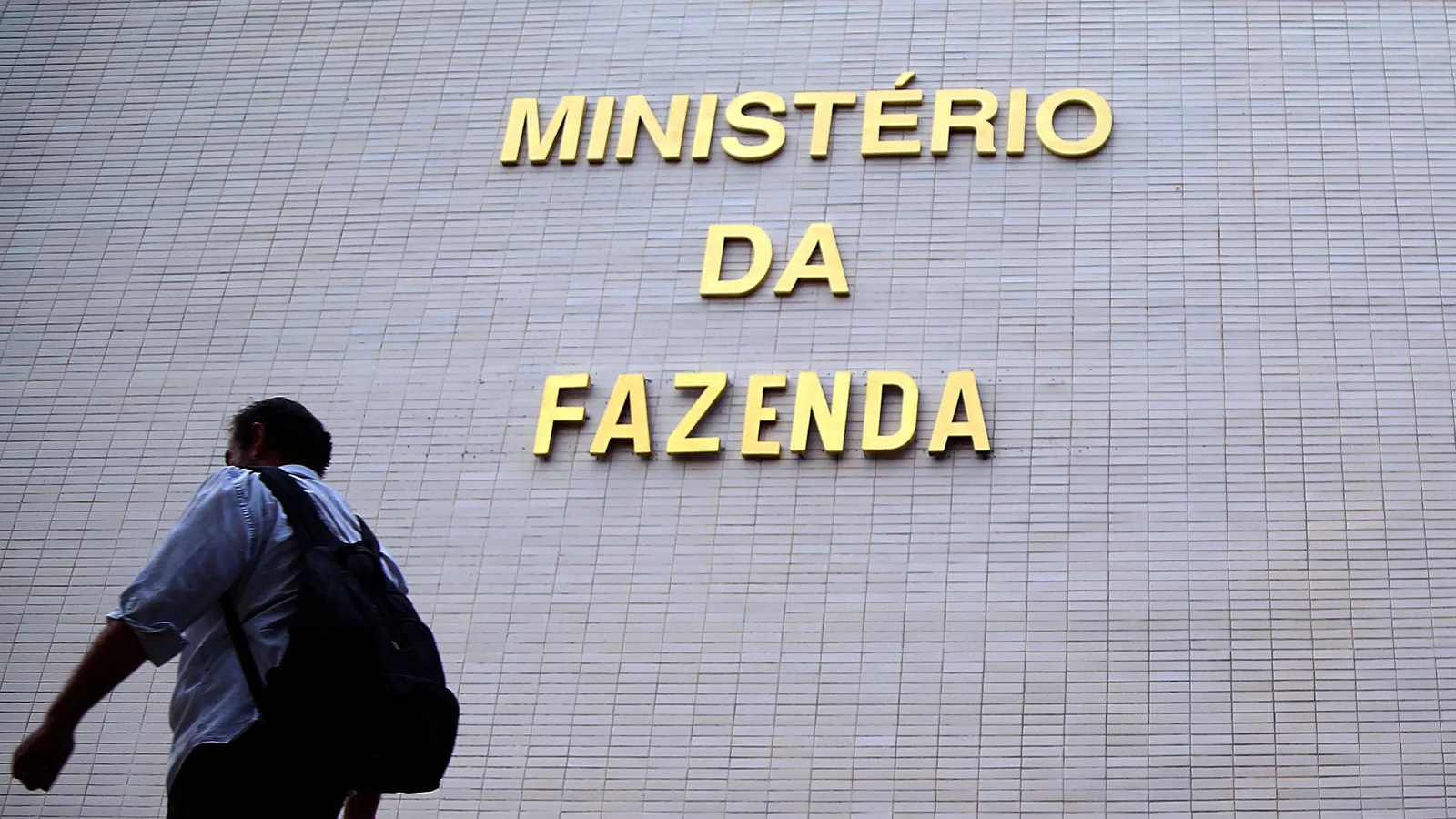 Fazenda atribui aperto no bolso das famílias ao custo do crédito, não ao tamanho da dívida