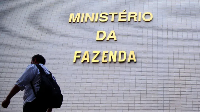 Fazenda atribui aperto no bolso das famílias ao custo do crédito, não ao tamanho da dívida