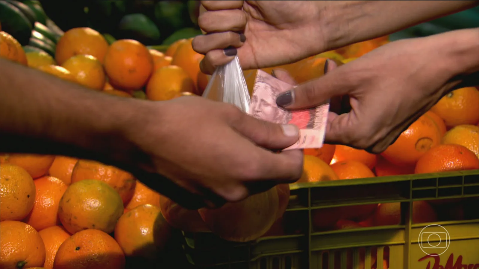Fazenda reduz previsão de crescimento da economia para 2% e cita alta do peso das dívidas das famílias