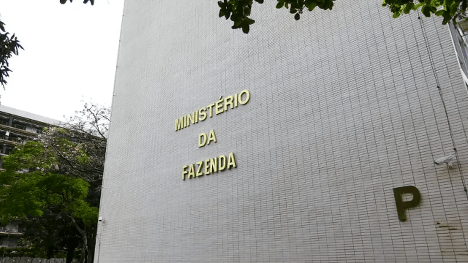 Fazenda reduz previsão do PIB para 2% em 2026