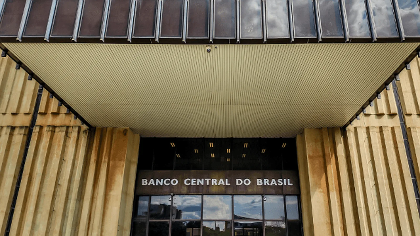 BC aponta recuo nos empréstimos, mas alta do crédito público