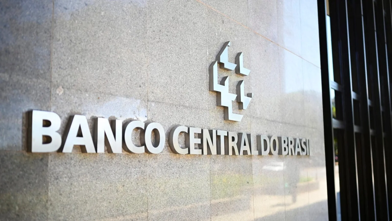 BC Defende Cautela nos Juros e Diz Que Selic Seguirá em Nível Contracionista