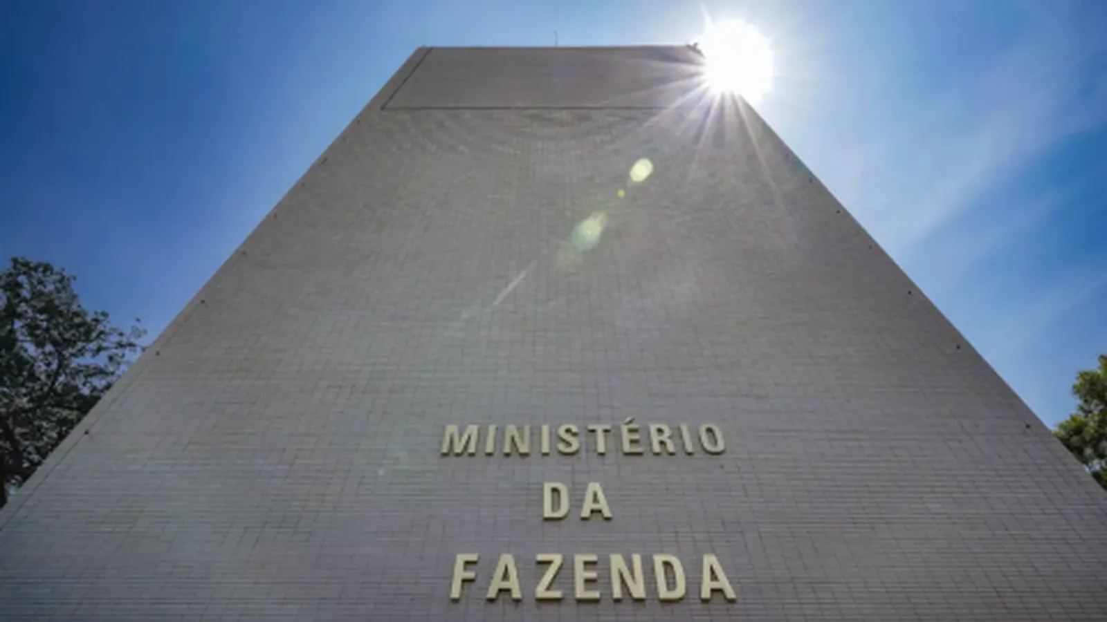 Fazenda reduz projeção do PIB para 2% em 2026