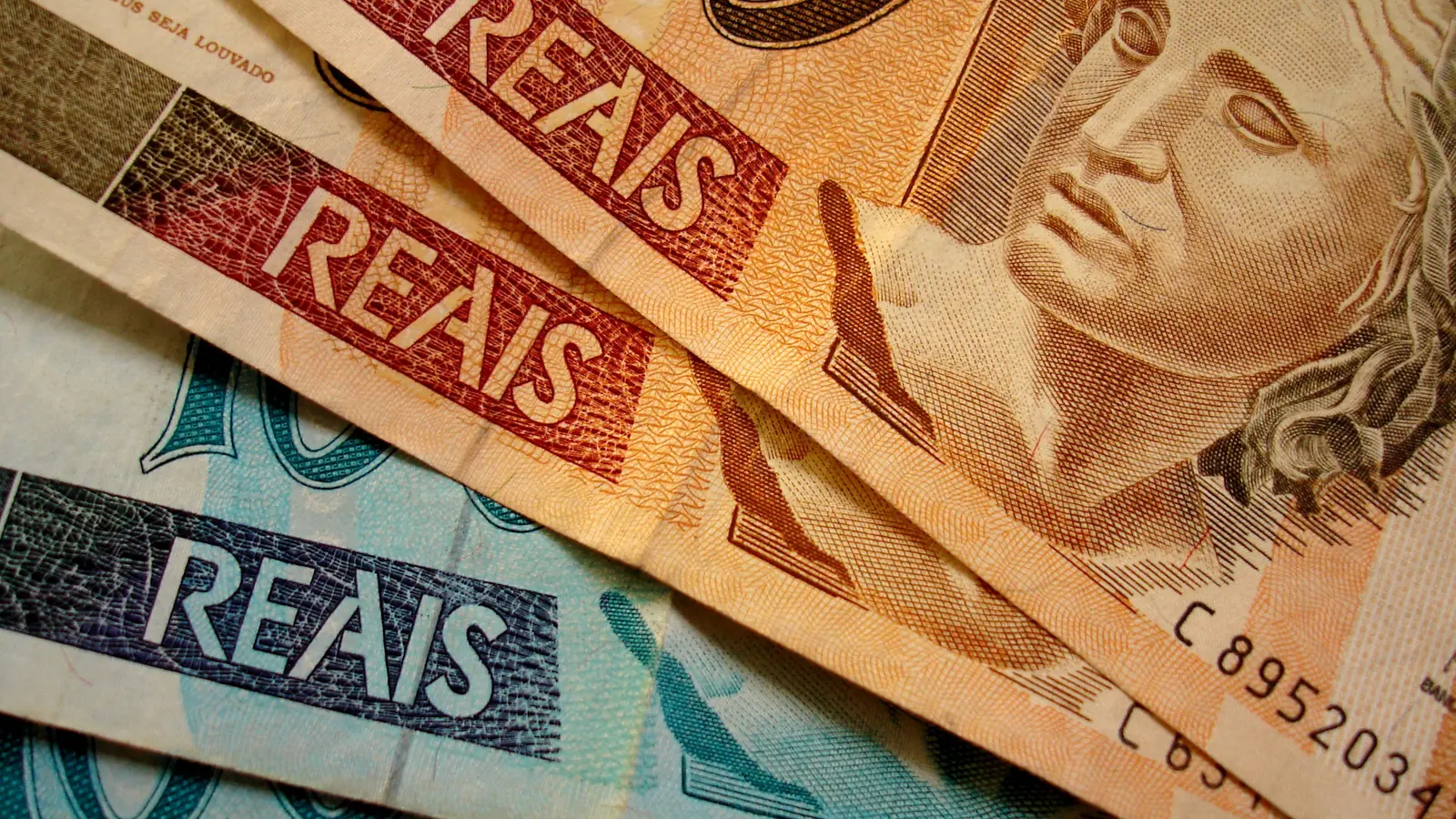 Ministério da Fazenda atribui aperto no bolso das famílias ao custo do crédito, não ao tamanho da dívida