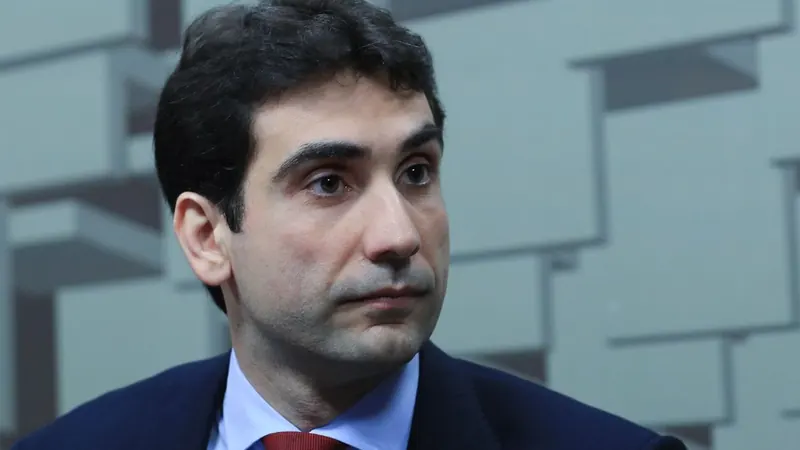 Galípolo se diz preocupado com crédito predatório e defende medidas contra endividamento