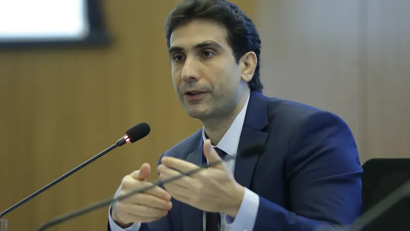 BC está preocupado com ofertas 'agressivas e predatórias' de crédito, diz Galípolo