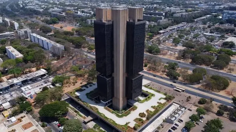 BC corta previsão do PIB e avisa que juros continuarão restritivos