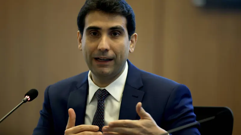 Galípolo se diz preocupado com crédito predatório e defende medidas contra endividamento