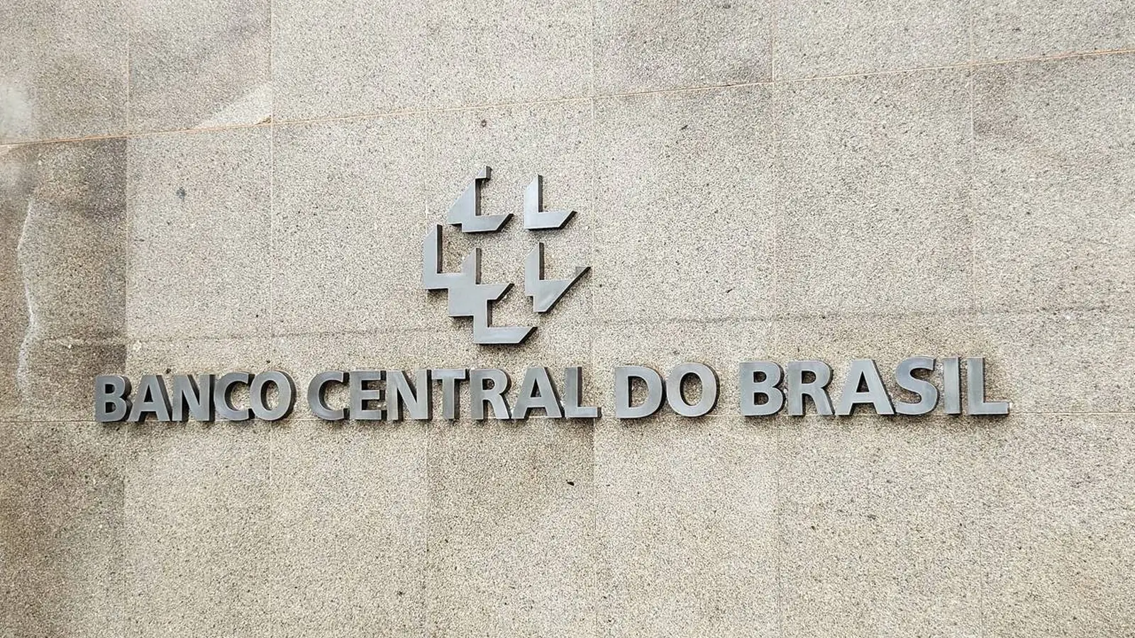 BC vê política fiscal contra juros e aponta juros altos por mais tempo