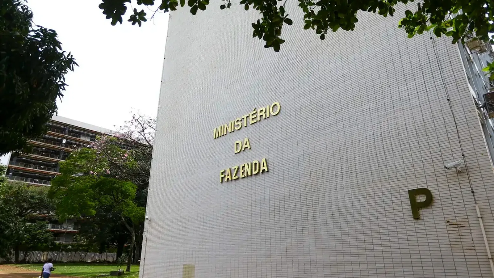 Fazenda reduz previsão de crescimento da economia brasileira para 2% em 2026