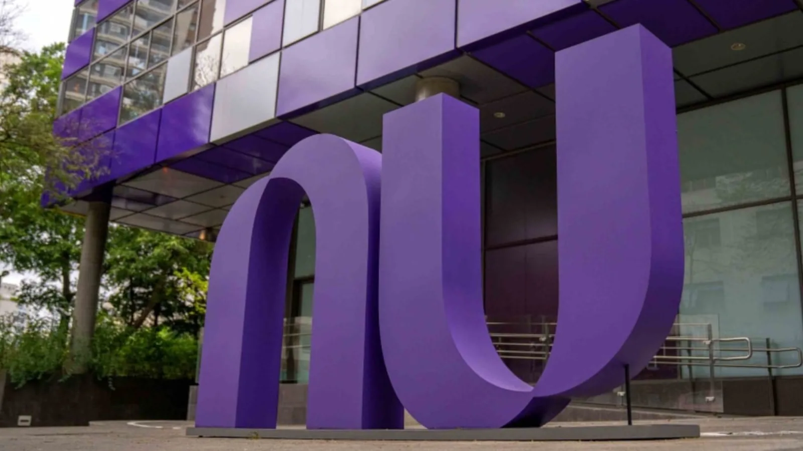 Nubank negocia compra do banco digital britânico Monzo por até R$ 70 bi