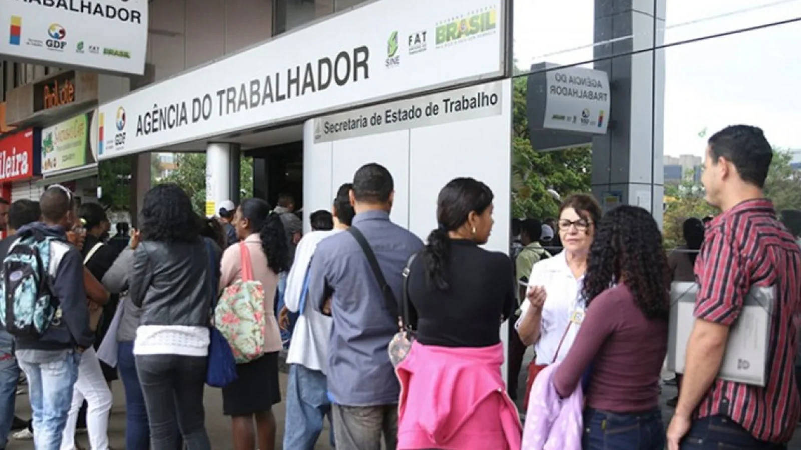 Mercado de trabalho aquecido confronta com inadimplência recorde, aponta IBGE