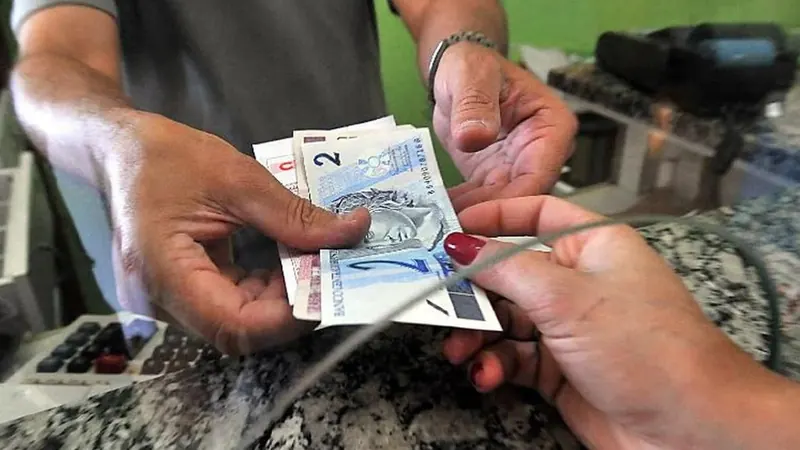 Juros para famílias sobem e inadimplência chega a 6%