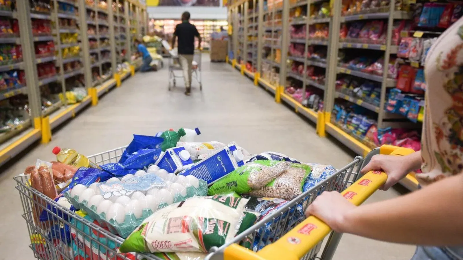 Consumo nos lares cresce 2,71% no ano e mantém varejo aquecido
