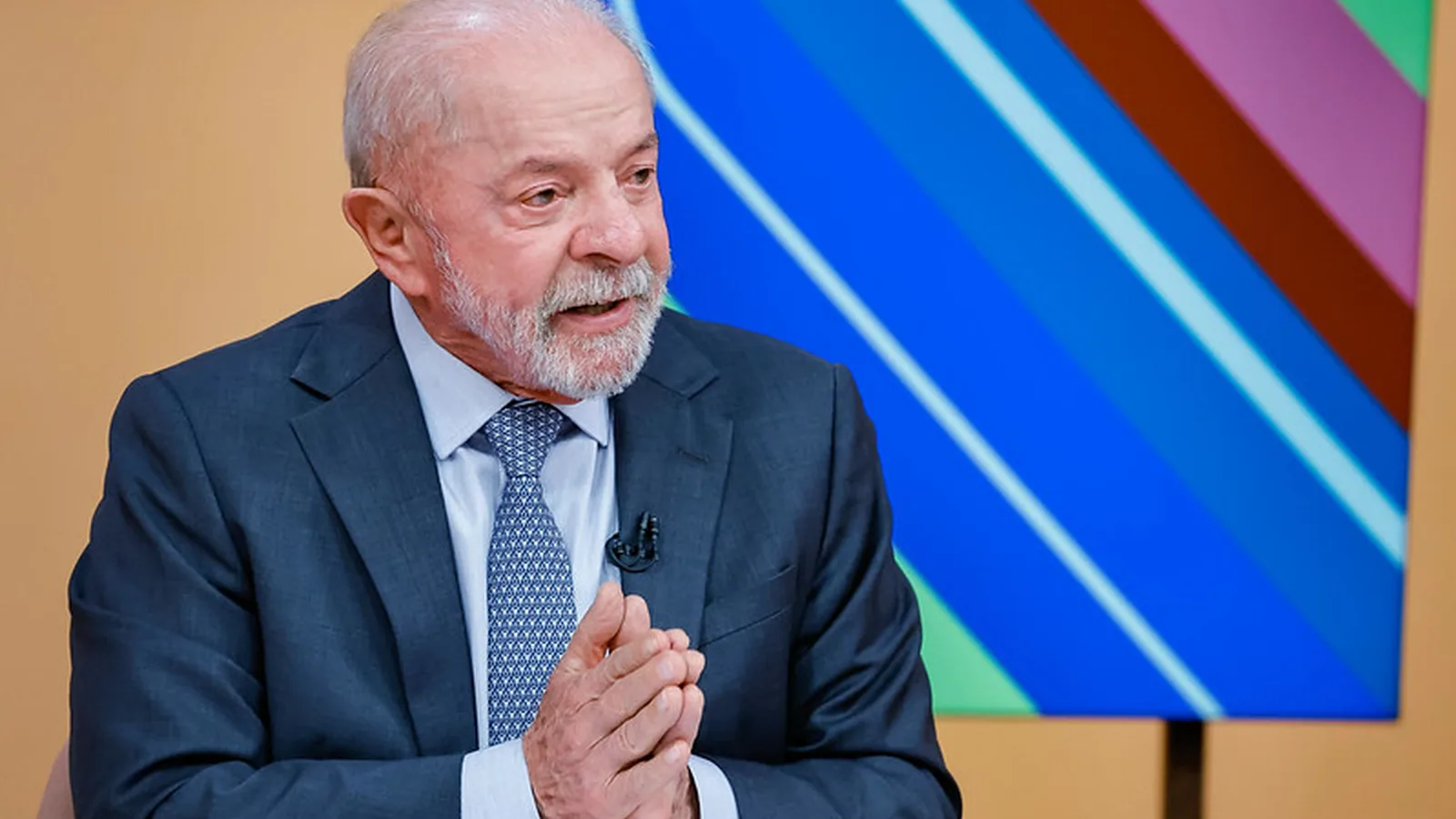 Lula diz que governo discute proibir bancos de oferecer mais de um cartão de crédito por pessoa