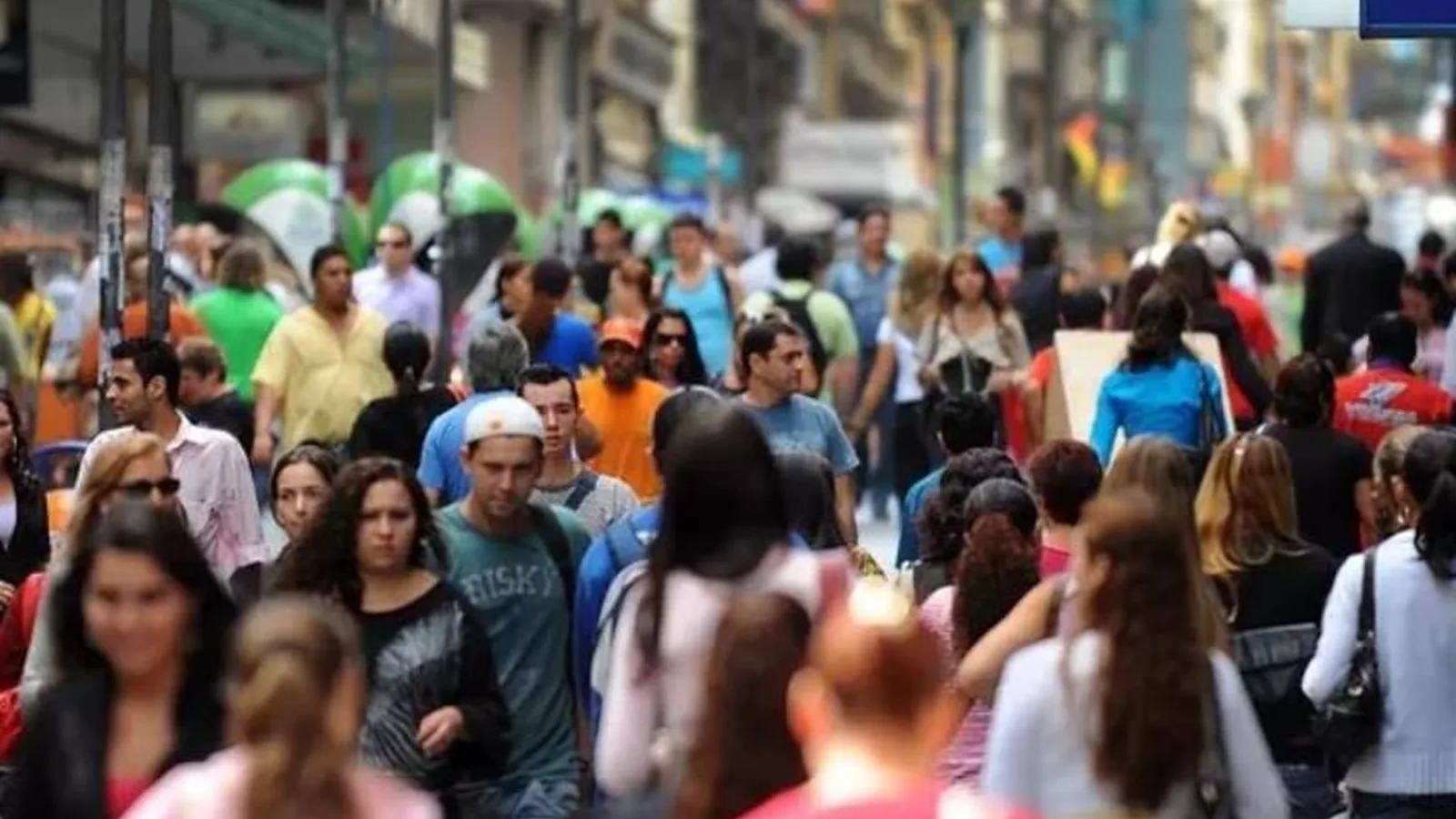 Brasil chega às eleições com mais emprego, renda e endividamento