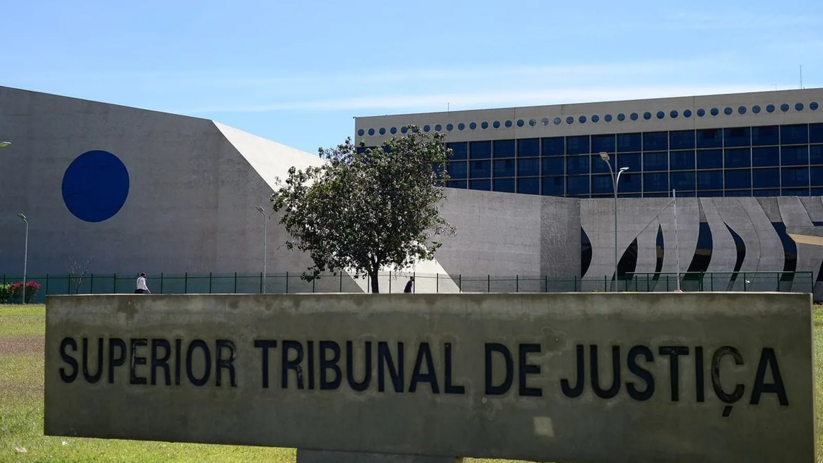 Fim da proteção: STJ autoriza penhora de salários para dívidas