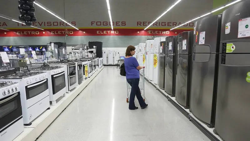 Desde a pandemia, a renda do brasileiro cresceu 50% e as dívidas, 80%