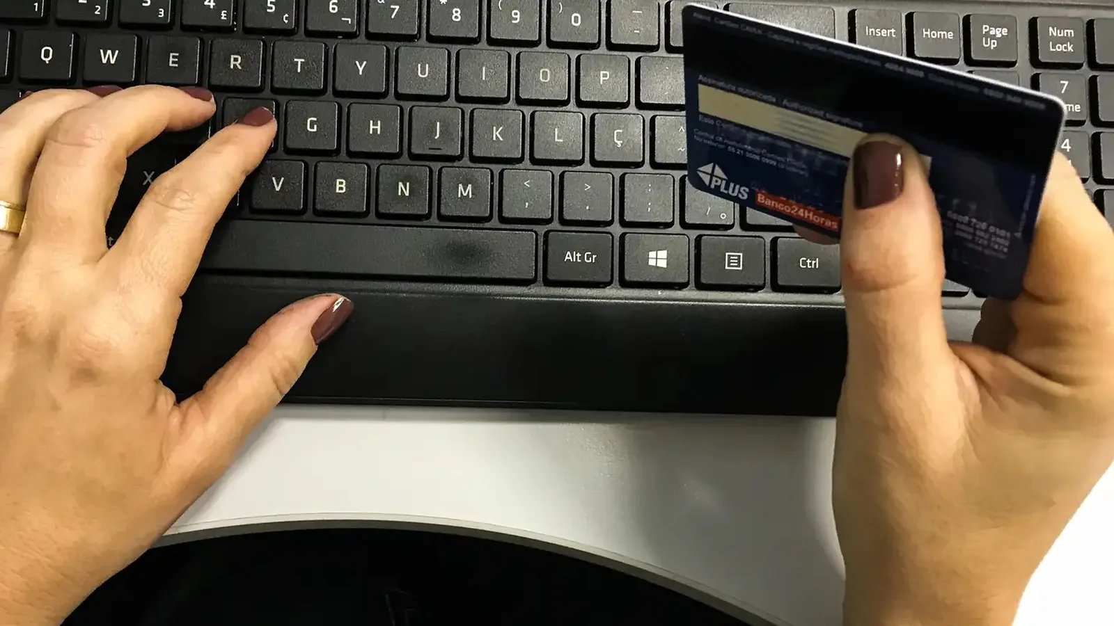 Rotativo do cartão de crédito bate recorde de R$ 311,5 bilhões até agosto, cobra 444,89% ao ano e transforma fatura de R$ 1.000 em R$ 1.963 mesmo parcelada