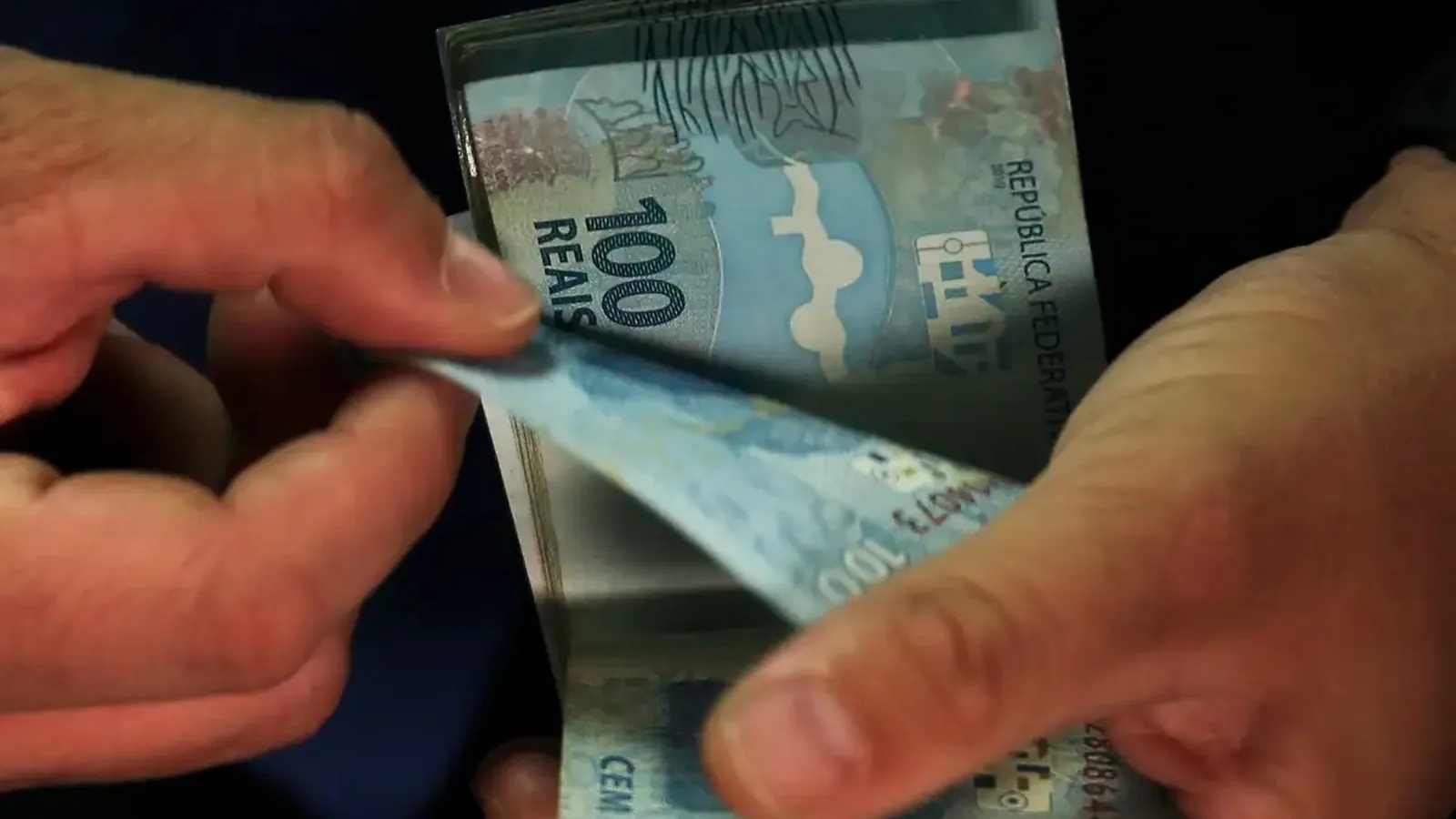 Inadimplência cai em setembro, mas famílias comprometem mais renda com dívidas
