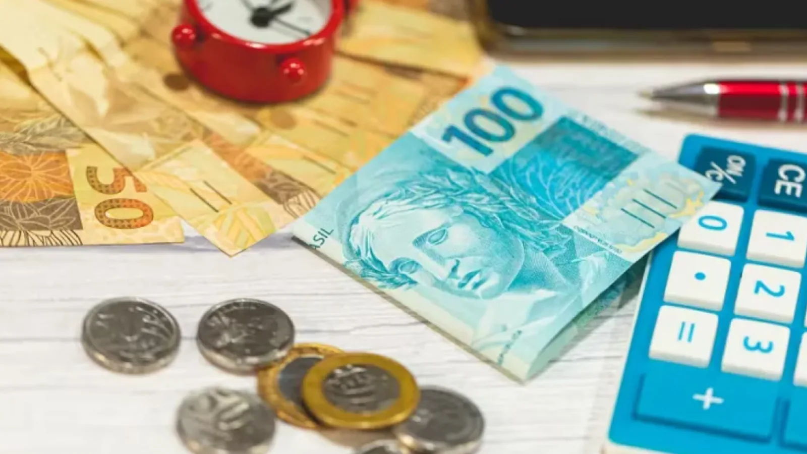 Quase 1 em cada 4 brasileiros faz dívidas ou usa poupança para pagar contas básicas