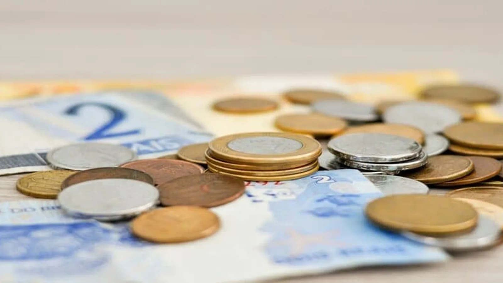 Endividamento recorde pressiona consumo e empresas, alerta especialista