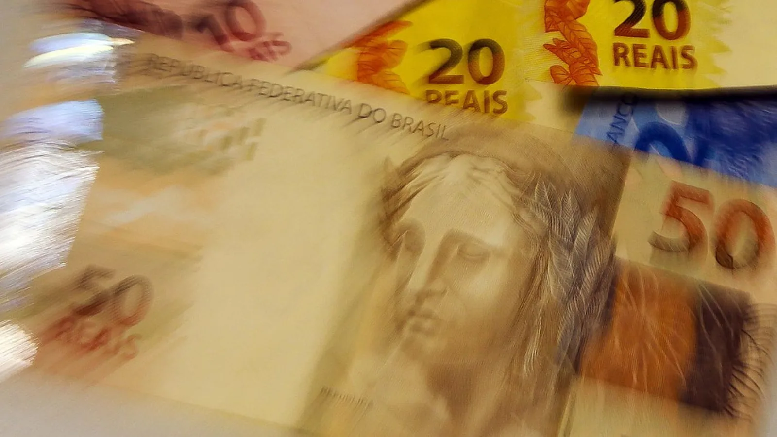 Parcela de endividados fica estável, mas inadimplência aumenta no Paraná