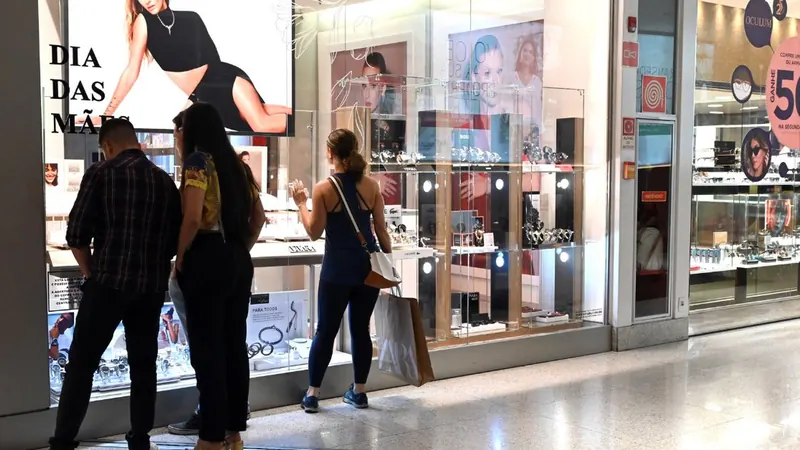 Intenção de consumo melhora em BH, mas endividamento ainda limita compras