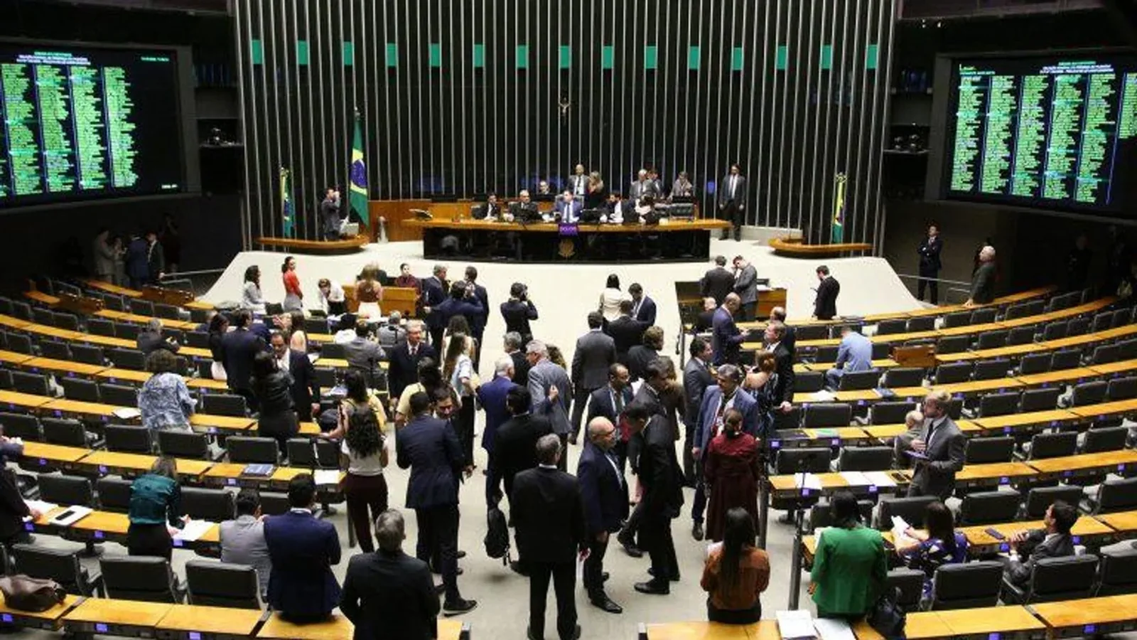 Câmara aprova aumento do limite de faturamento para MEIs e perdão integral de dívidas, apoiando microempreendedores no Brasil até 2028.
