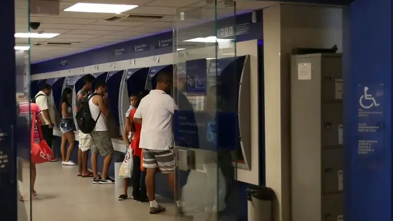 Bancos podem usar seu FGTS, férias e multa rescisória para quitar empréstimos; regras já estão valendo