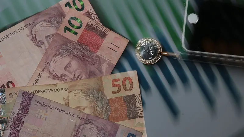 Juros altos mantêm pressão sobre endividamento das famílias brasileiras, aponta Banco Central