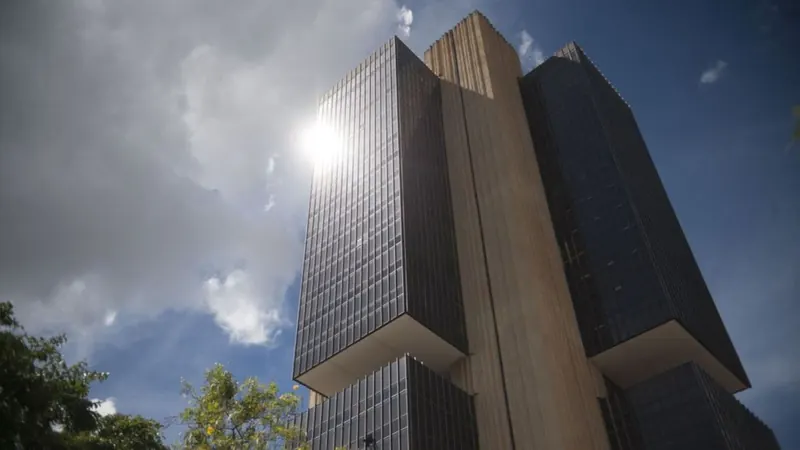 BC prepara ações para conter endividamento e analisa modelo que limita crédito sem garantia