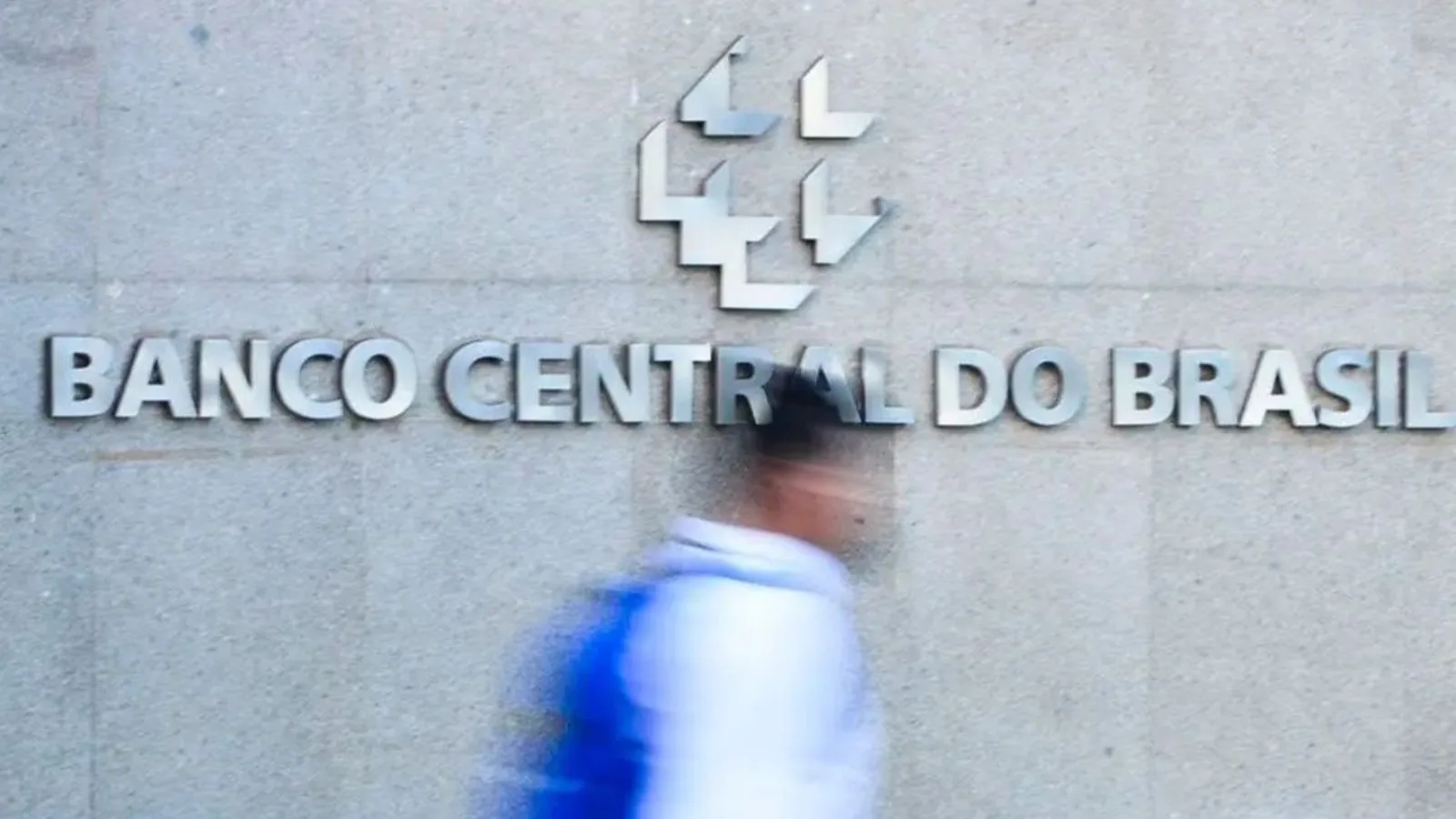 Banco Central avalia limitar crédito pela renda em 2026 com recorde de inadimplentes