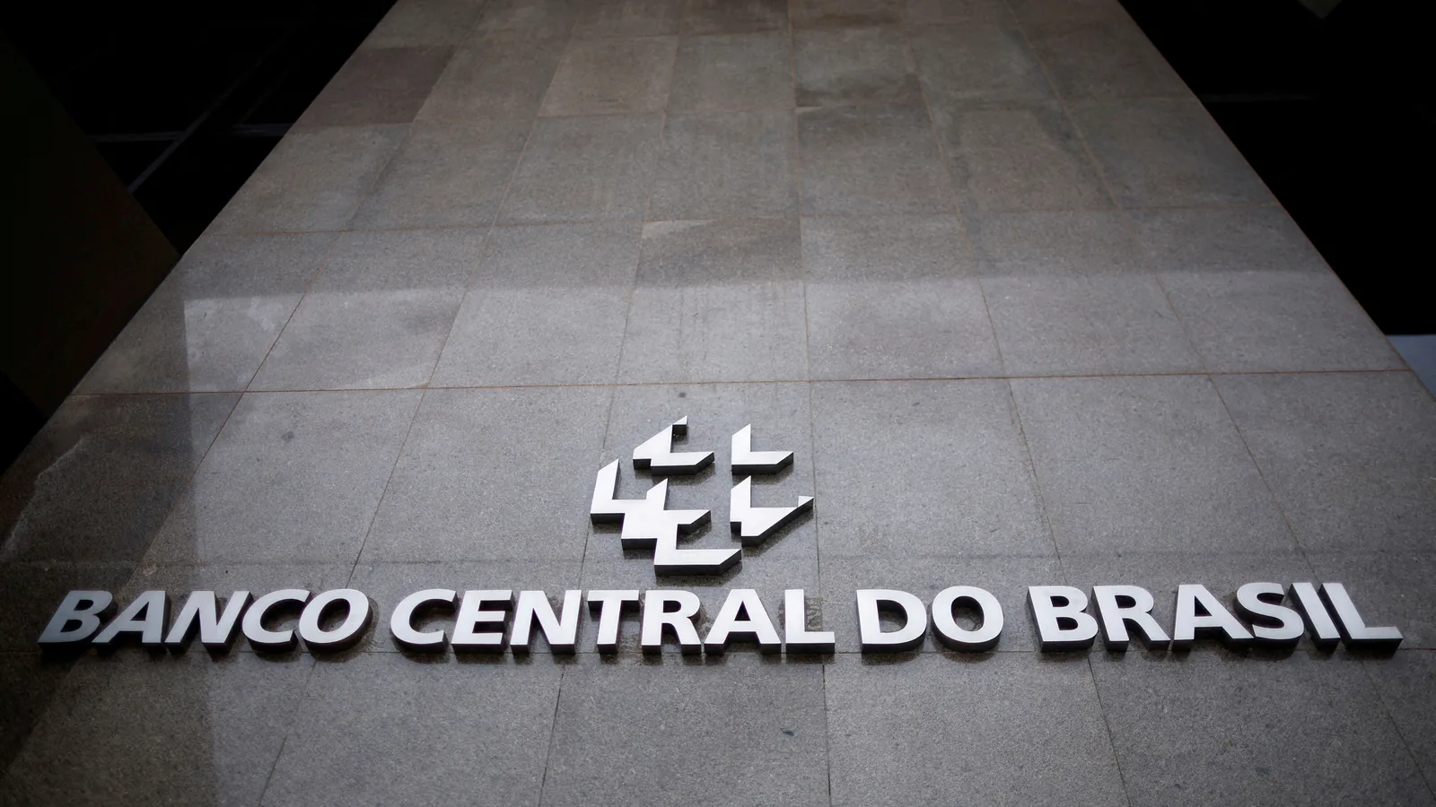 Banco Central do Brasil planeja medidas para conter endividamento das famílias