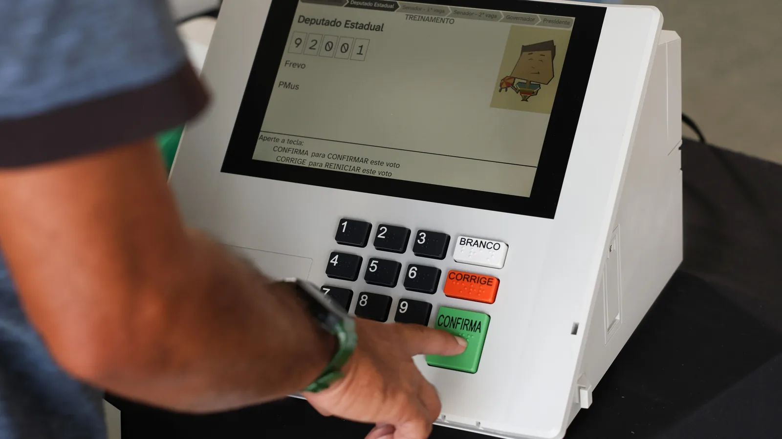 Vença Lula ou Flávio Bolsonaro, economia brasileira desacelera em 2027, diz Fitch