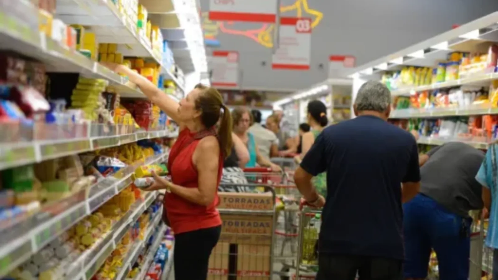 Confiança do consumidor sobe, mas consumo das famílias recua