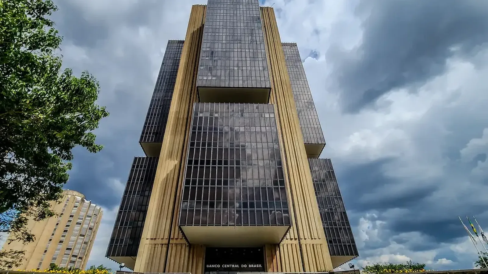 Banco Central aprova novas regras para combater crédito abusivo e endividamento no Brasil