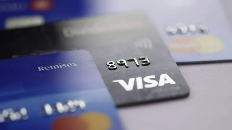 Crédito no Brasil desacelera e avanço das dívidas no cartão preocupa