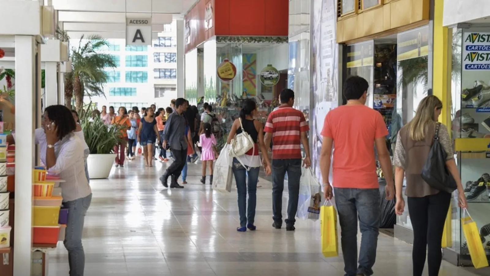 Intenção de consumo das famílias cai 0,8% em outubro, diz CNC