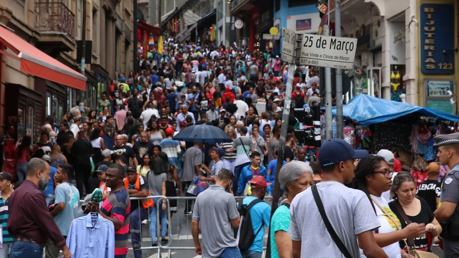 Intenção de consumo das famílias cai 0,8% em outubro, diz CNC