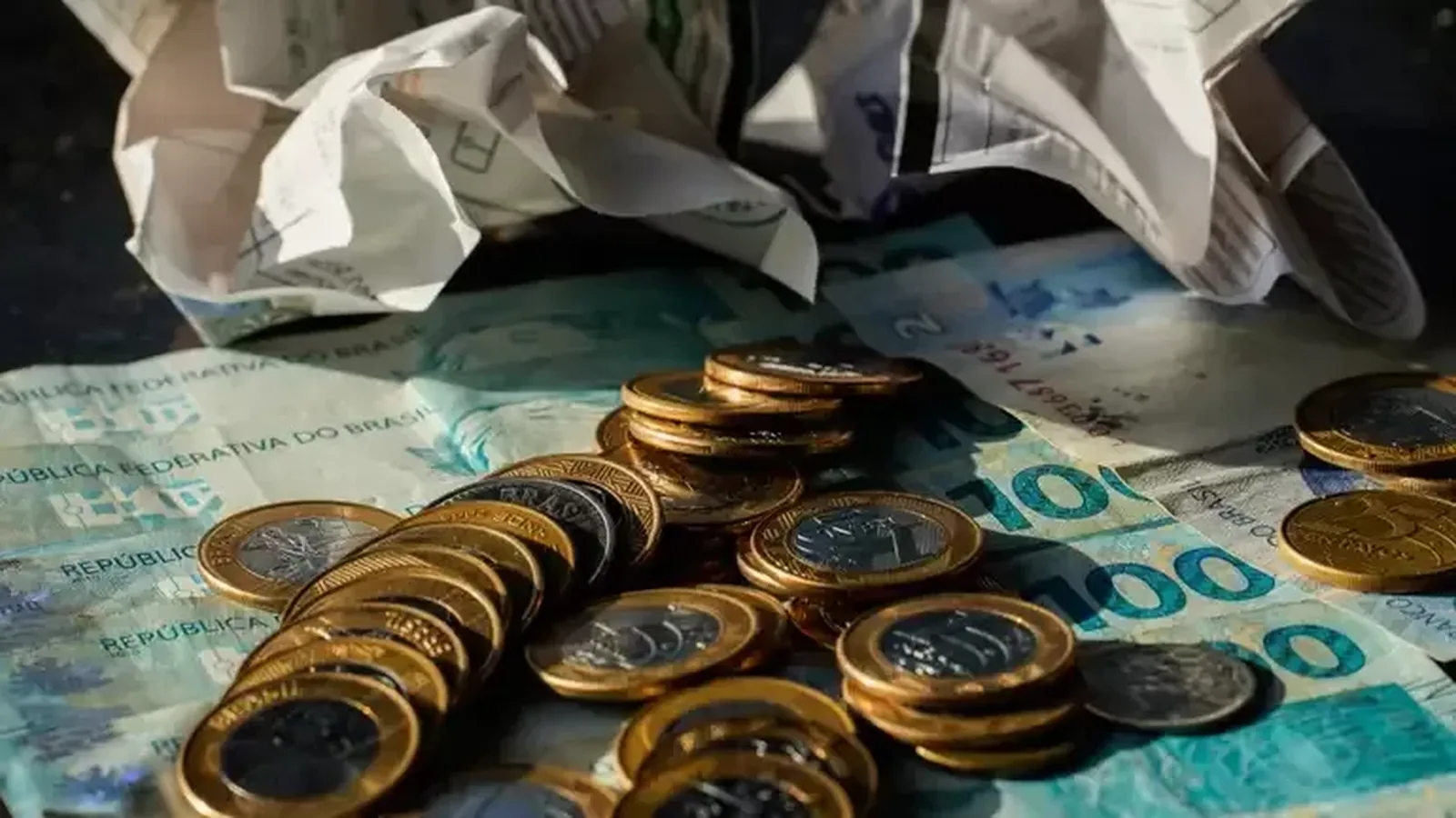 Banco Central descarta risco à estabilidade financeira, mas alerta para endividamento das famílias