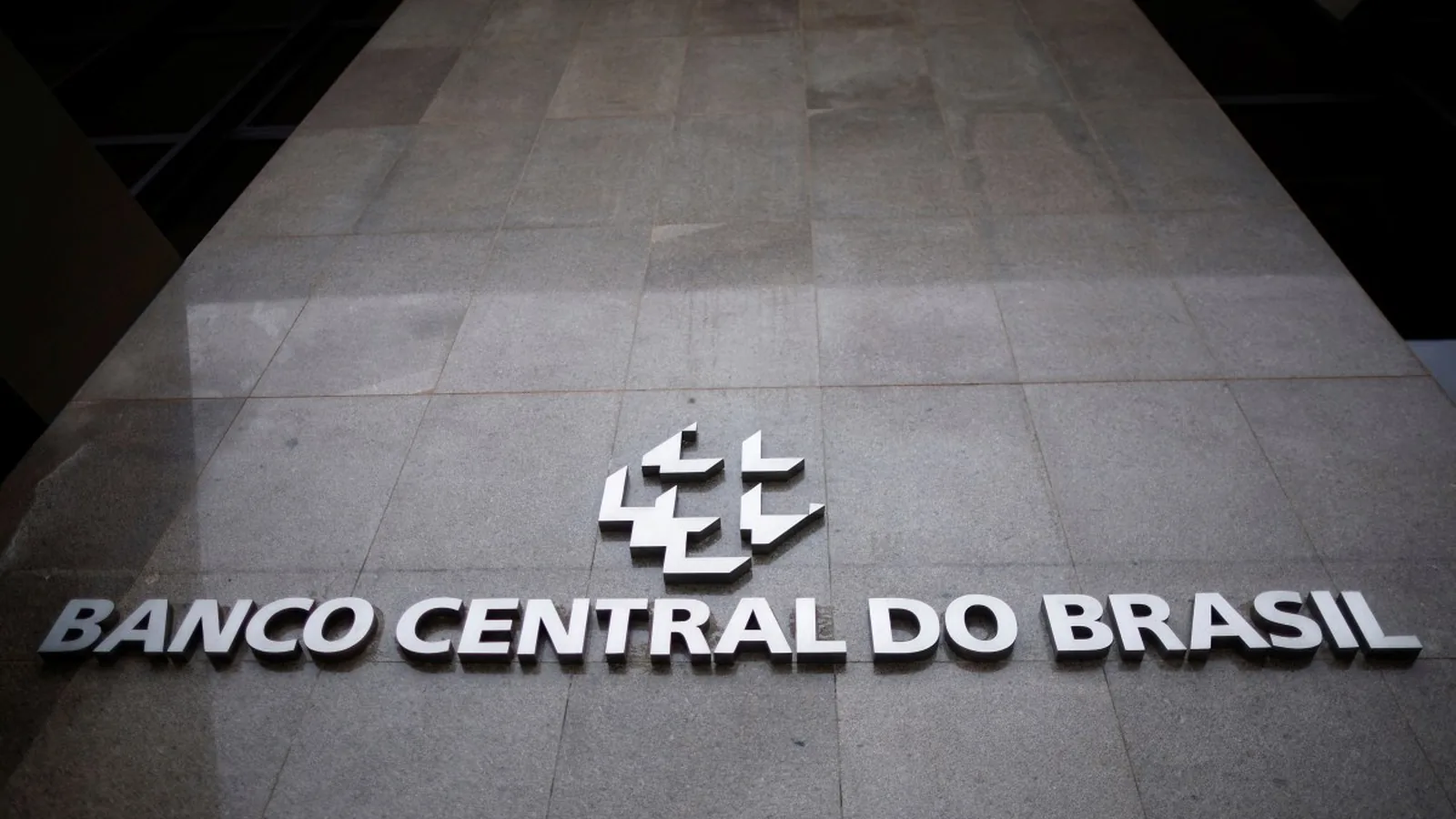 Banco Central descarta risco à estabilidade financeira, mas alerta para avanço da inadimplência
