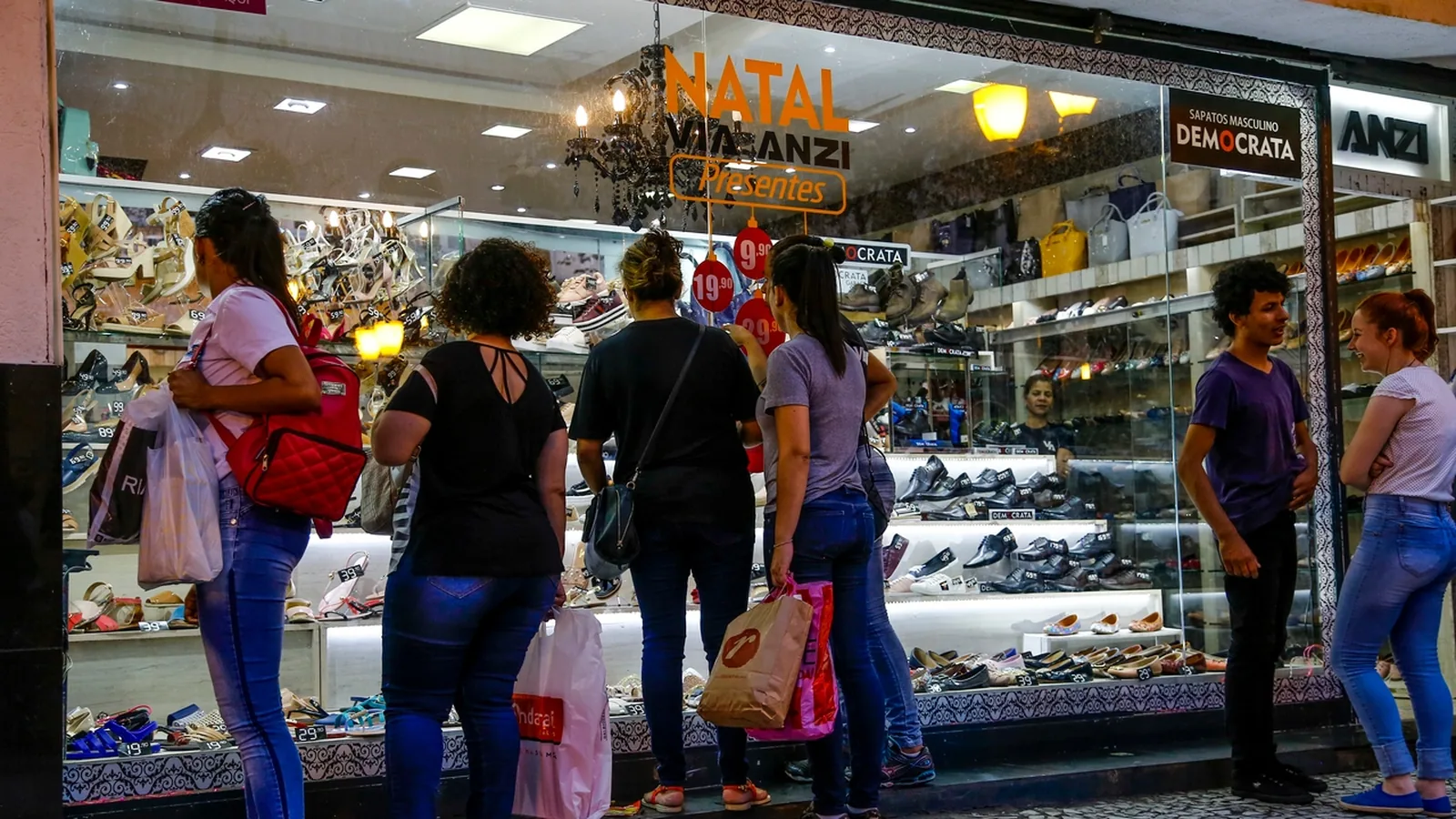Consumo das famílias cai pelo terceiro mês seguido com temor sobre empregos
