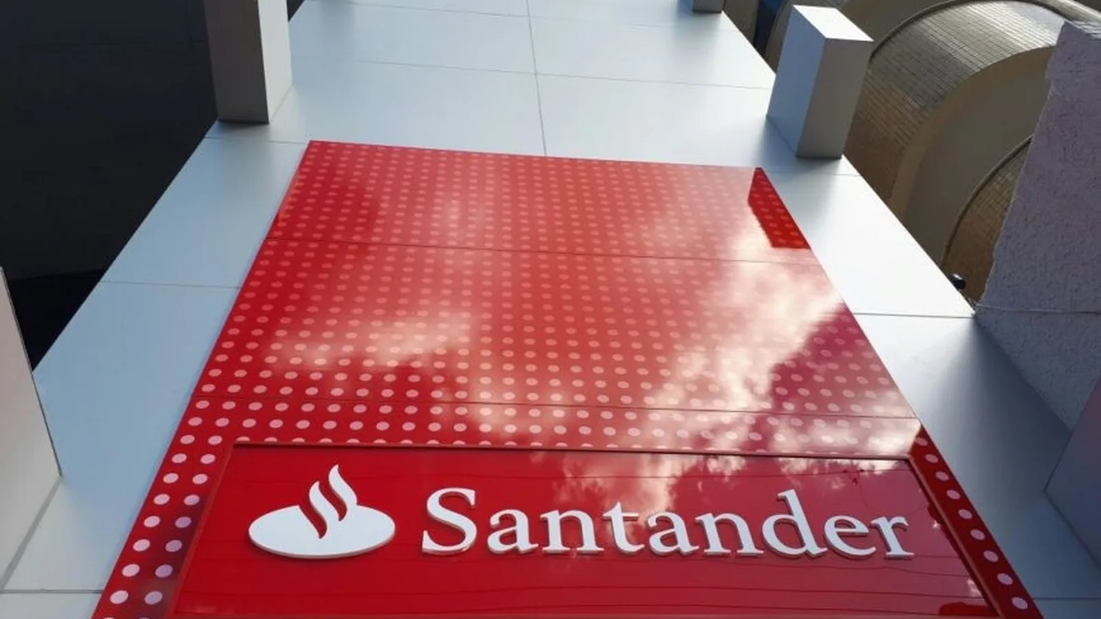 Lucro do Santander (SANB11) cai 28% no 3º trimestre, pressionado pela inadimplência