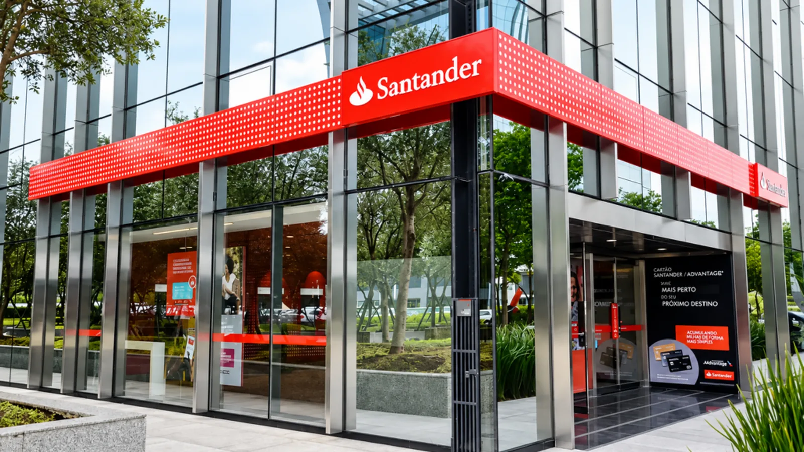 Santander Brasil vê lucro recuar no terceiro trimestre e inadimplência sobe
