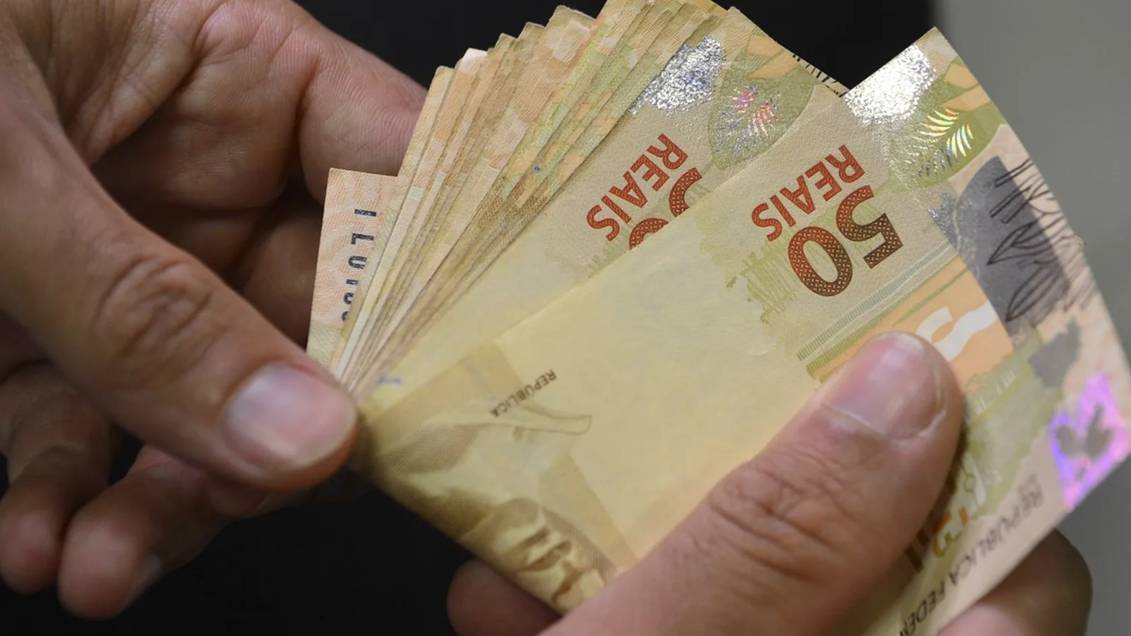 Endividamento das famílias supera 50% e comprometimento de renda vai a 29% em agosto, em novo recorde
