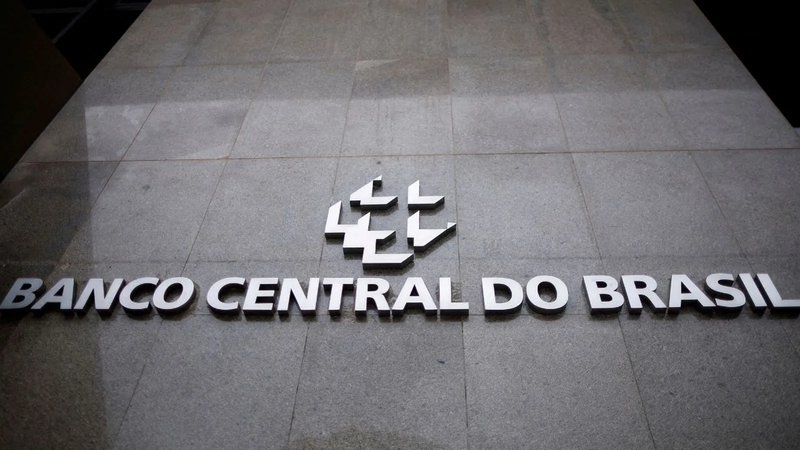 Endividamento das famílias brasileiras marca novo recorde a despeito de medidas do governo, mostra Banco Central